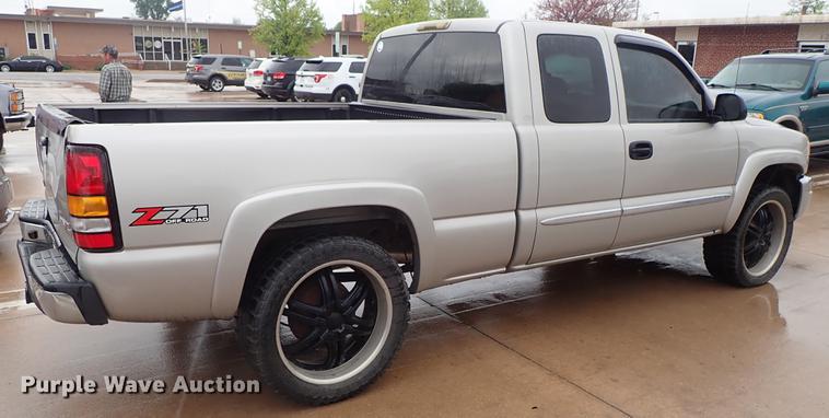 image for item DF1188 2005 GMC Sierra 1500 Ext. Cab pickup truck