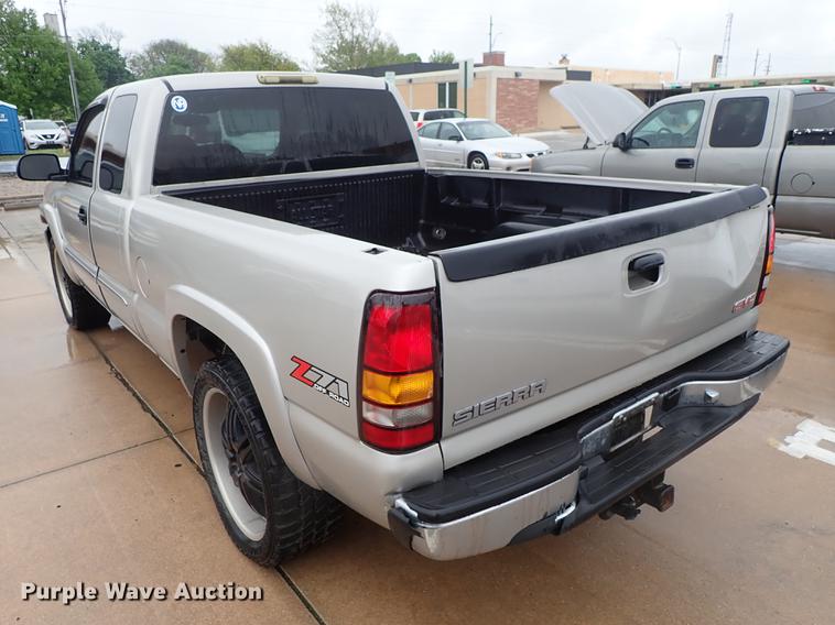 image for item DF1188 2005 GMC Sierra 1500 Ext. Cab pickup truck