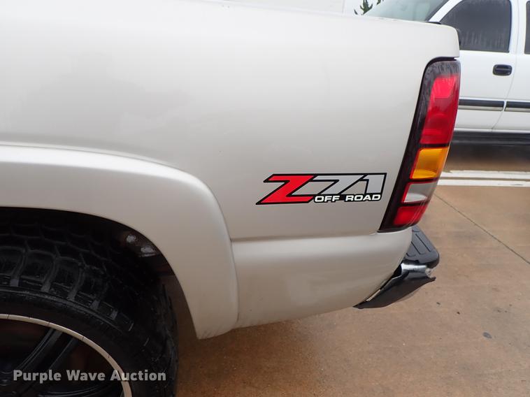 image for item DF1188 2005 GMC Sierra 1500 Ext. Cab pickup truck