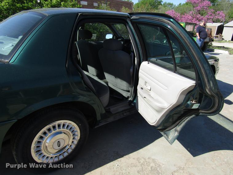 image for item DF7975 2000 Ford Crown Victoria Police Interceptor
