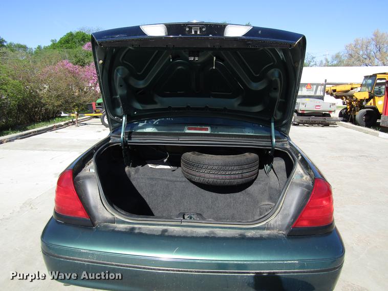 image for item DF7975 2000 Ford Crown Victoria Police Interceptor