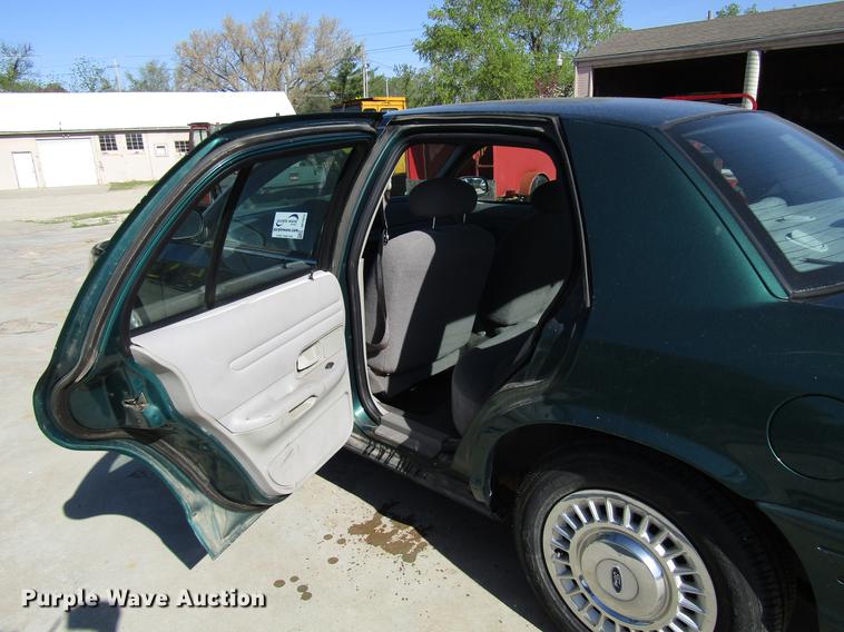 image for item DF7975 2000 Ford Crown Victoria Police Interceptor