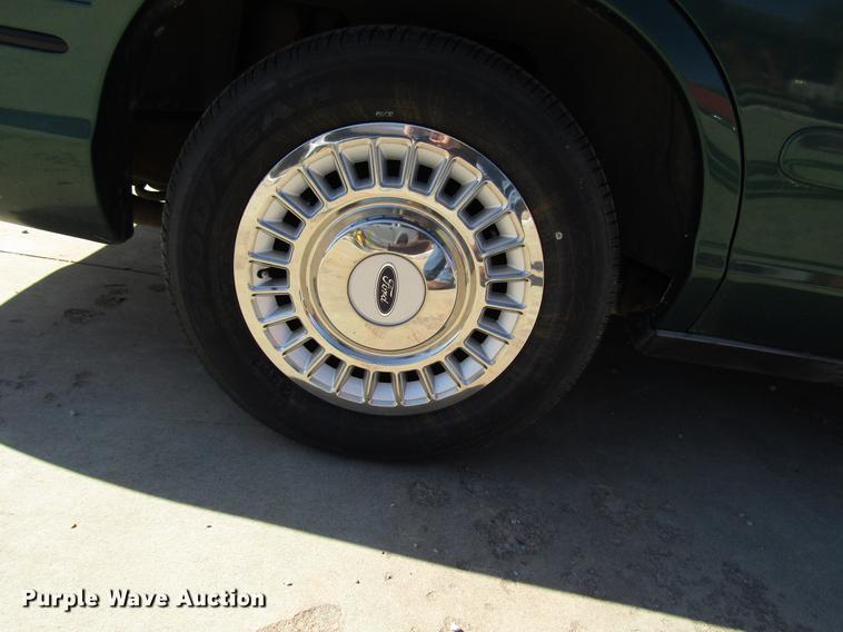 image for item DF7975 2000 Ford Crown Victoria Police Interceptor