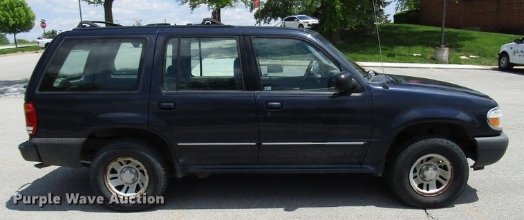 image for item DF8066 2000 Ford Explorer SUV