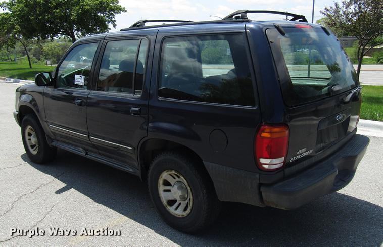 image for item DF8066 2000 Ford Explorer SUV
