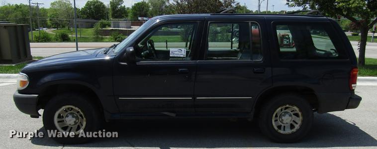 image for item DF8066 2000 Ford Explorer SUV