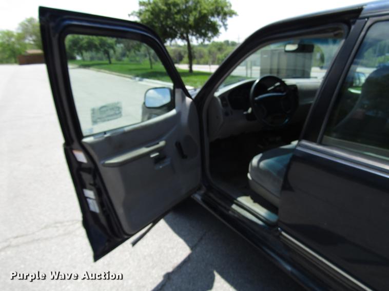 image for item DF8066 2000 Ford Explorer SUV