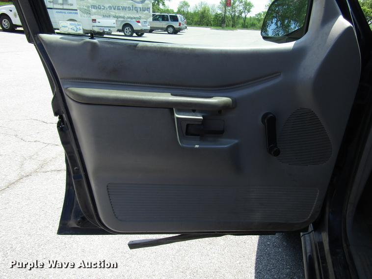 image for item DF8066 2000 Ford Explorer SUV