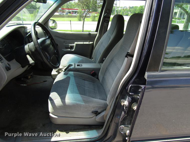 image for item DF8066 2000 Ford Explorer SUV