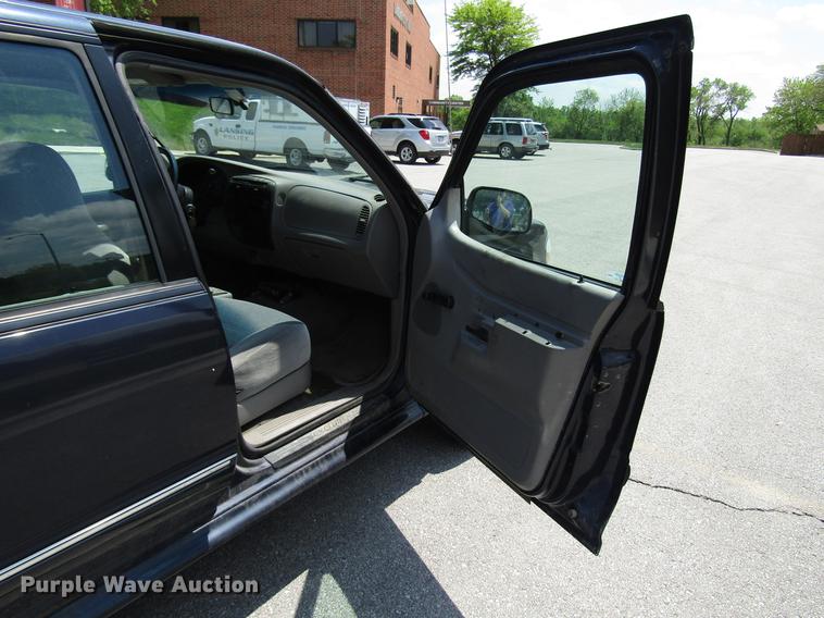 image for item DF8066 2000 Ford Explorer SUV