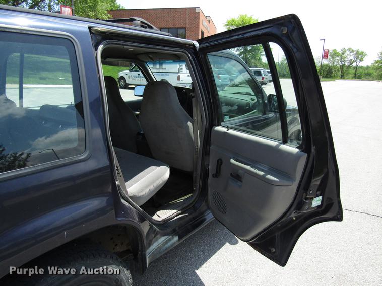 image for item DF8066 2000 Ford Explorer SUV