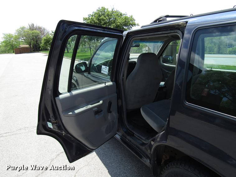 image for item DF8066 2000 Ford Explorer SUV