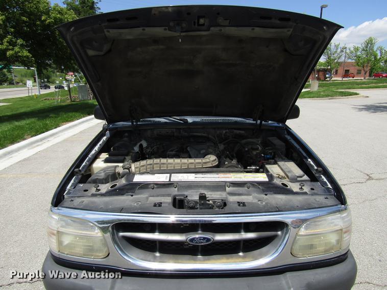 image for item DF8066 2000 Ford Explorer SUV