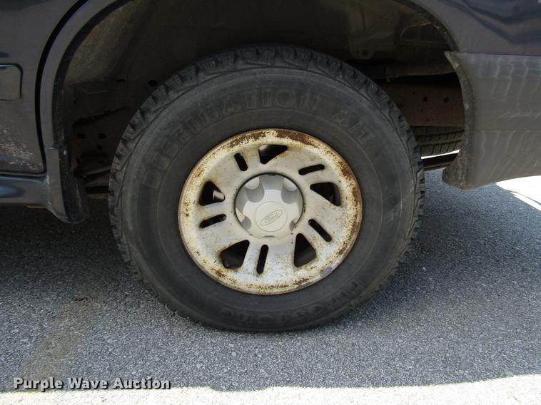 image for item DF8066 2000 Ford Explorer SUV