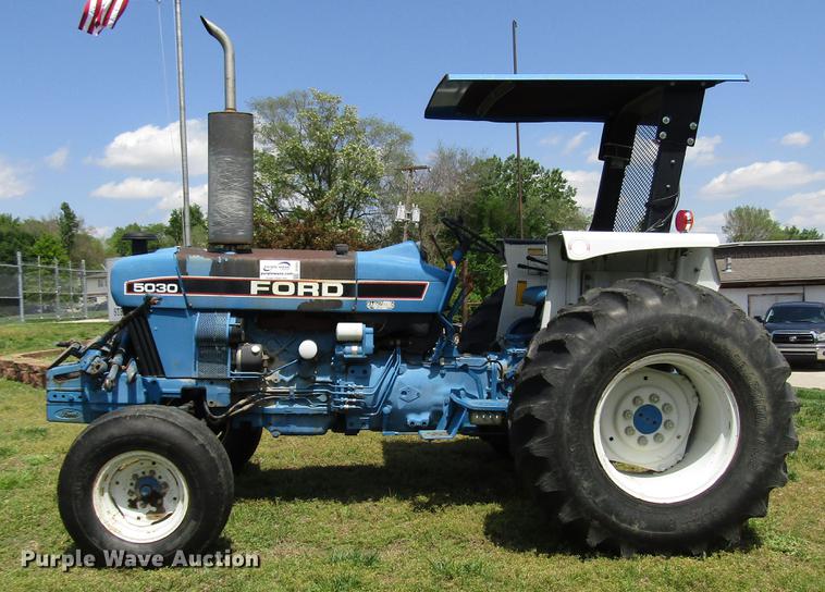 Ford 5030 tractor in Lansing, KS Item DF8068 sold Purple Wave