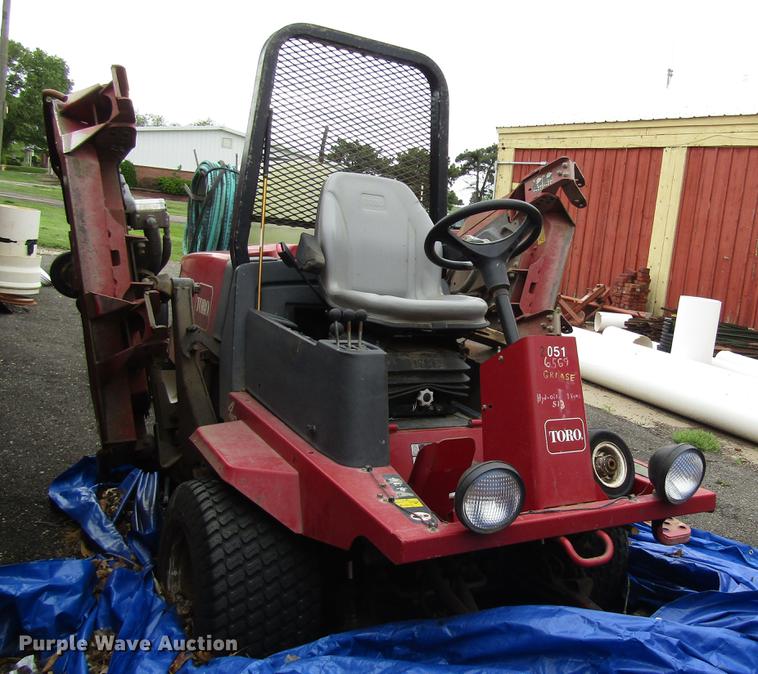 image for item EH9429 (2) 2003 Toro Groundmaster 400D lawn mowers