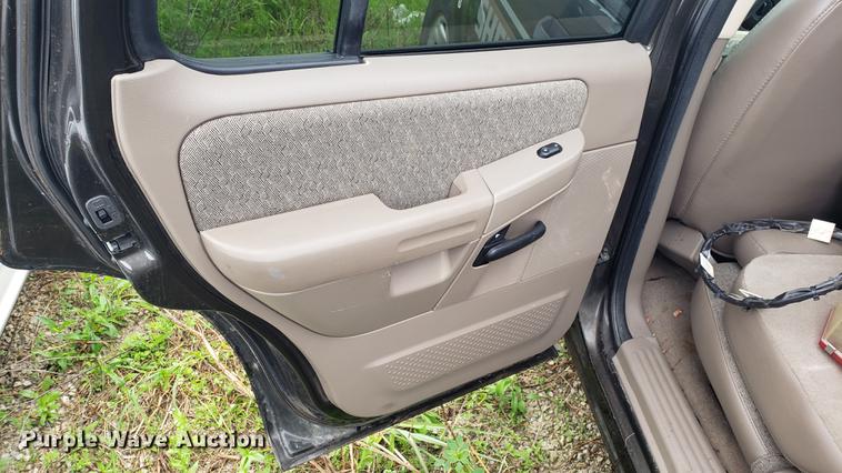 image for item EN9937 2005 Ford Explorer SUV