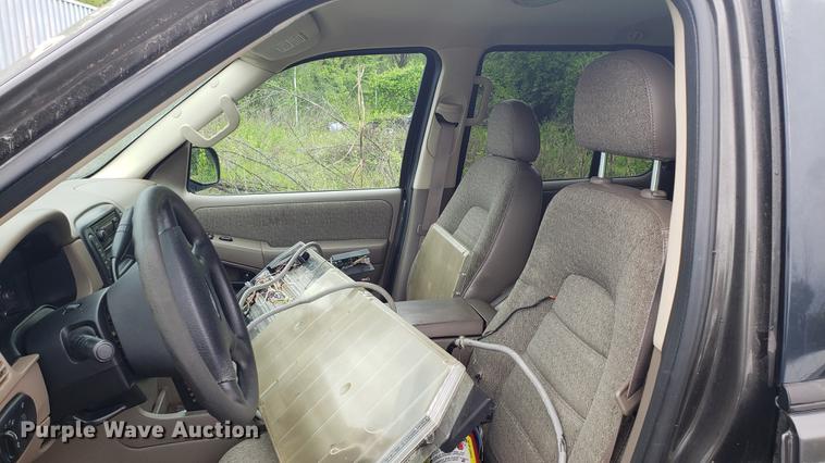 image for item EN9937 2005 Ford Explorer SUV