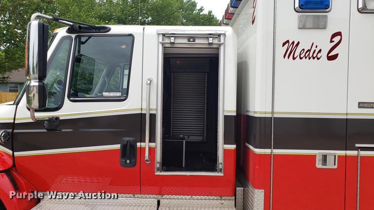 image for item EN9943 2009 International DuraStar 4300 ambulance