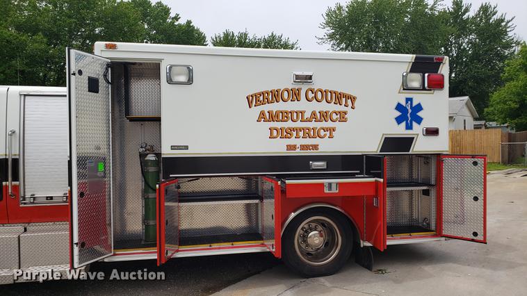 image for item EN9943 2009 International DuraStar 4300 ambulance