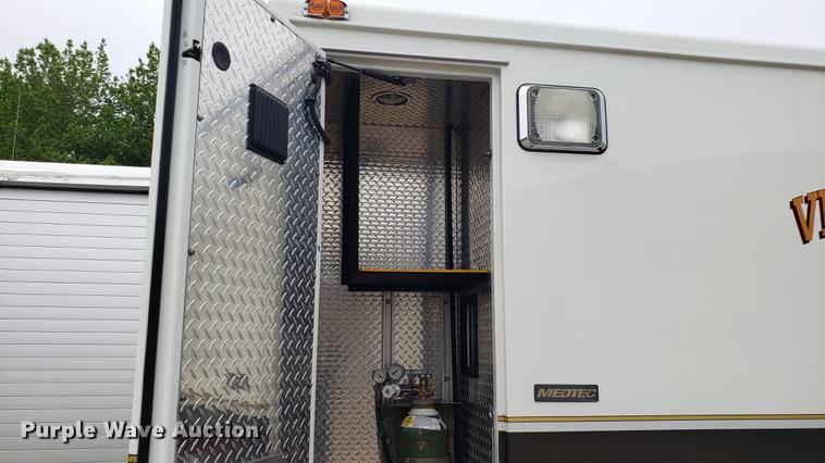 image for item EN9943 2009 International DuraStar 4300 ambulance