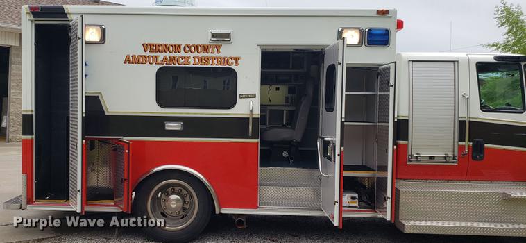 image for item EN9943 2009 International DuraStar 4300 ambulance