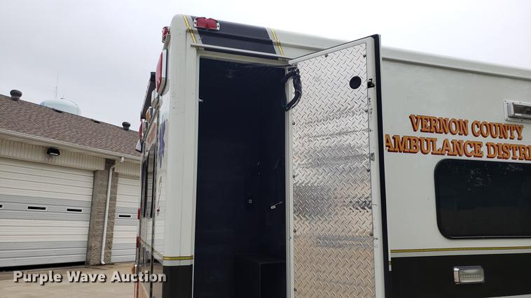 image for item EN9943 2009 International DuraStar 4300 ambulance