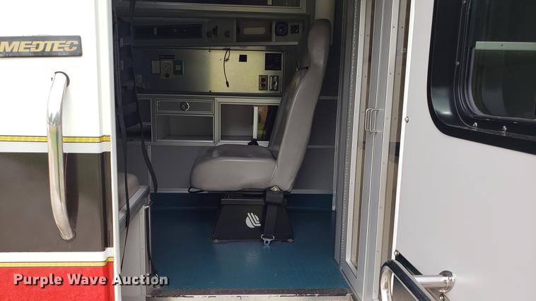 image for item EN9943 2009 International DuraStar 4300 ambulance