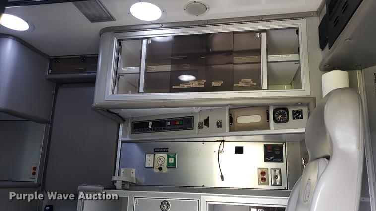 image for item EN9943 2009 International DuraStar 4300 ambulance