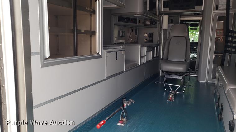 image for item EN9943 2009 International DuraStar 4300 ambulance