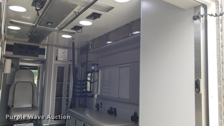 image for item EN9943 2009 International DuraStar 4300 ambulance