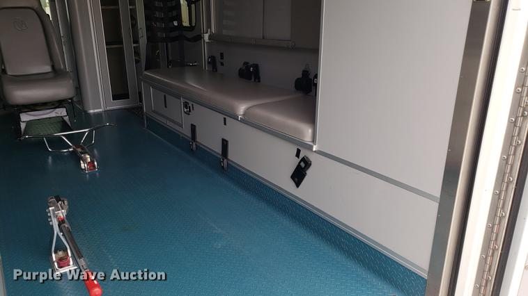 image for item EN9943 2009 International DuraStar 4300 ambulance