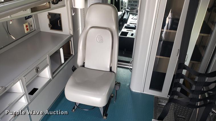 image for item EN9943 2009 International DuraStar 4300 ambulance