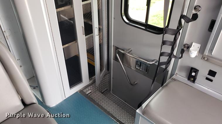 image for item EN9943 2009 International DuraStar 4300 ambulance