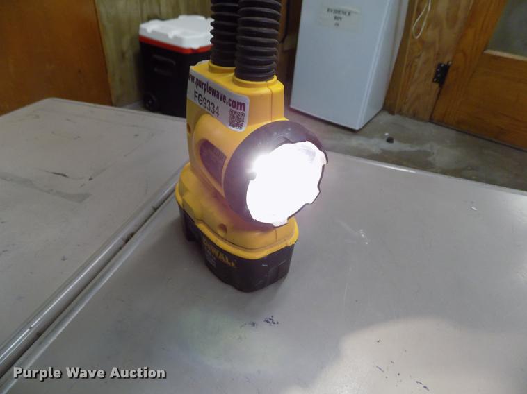 image for item FG9334 DeWalt DW919 light