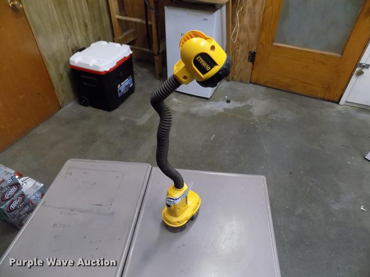 image for item FG9334 DeWalt DW919 light