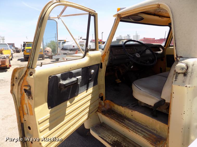 image for item FG9357 1969 Dodge 500 tank truck