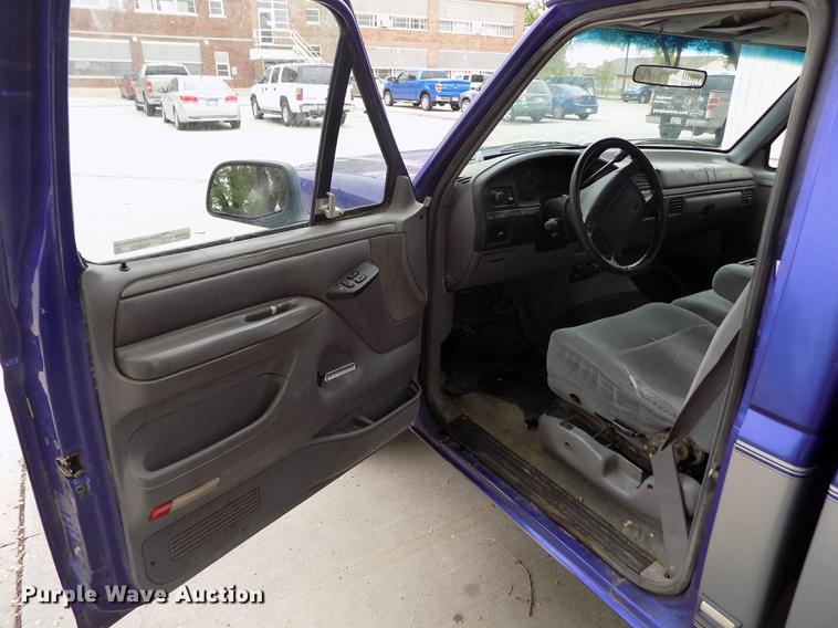 image for item FG9404 1995 Ford F150 XLT pickup truck