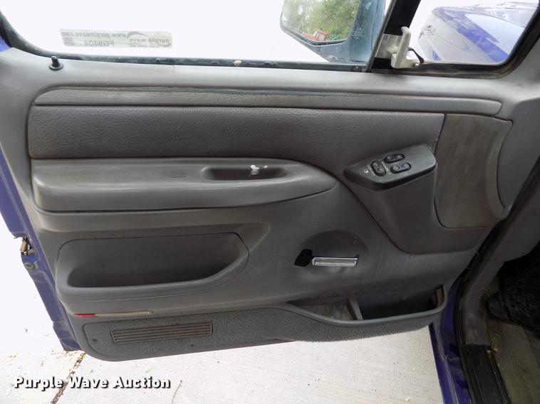 image for item FG9404 1995 Ford F150 XLT pickup truck