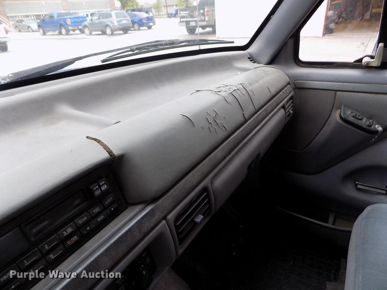 image for item FG9404 1995 Ford F150 XLT pickup truck