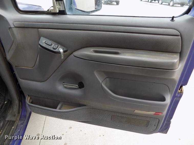 image for item FG9404 1995 Ford F150 XLT pickup truck