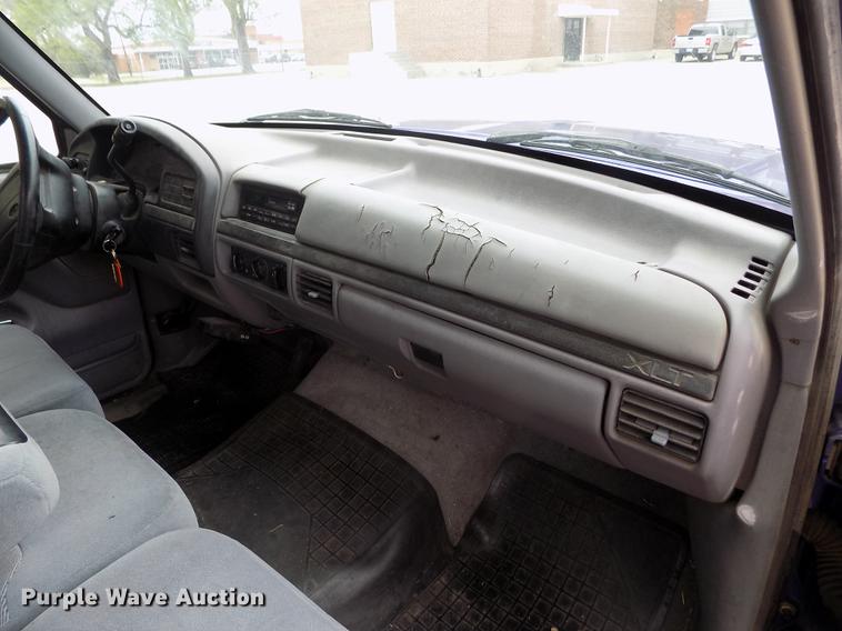 image for item FG9404 1995 Ford F150 XLT pickup truck