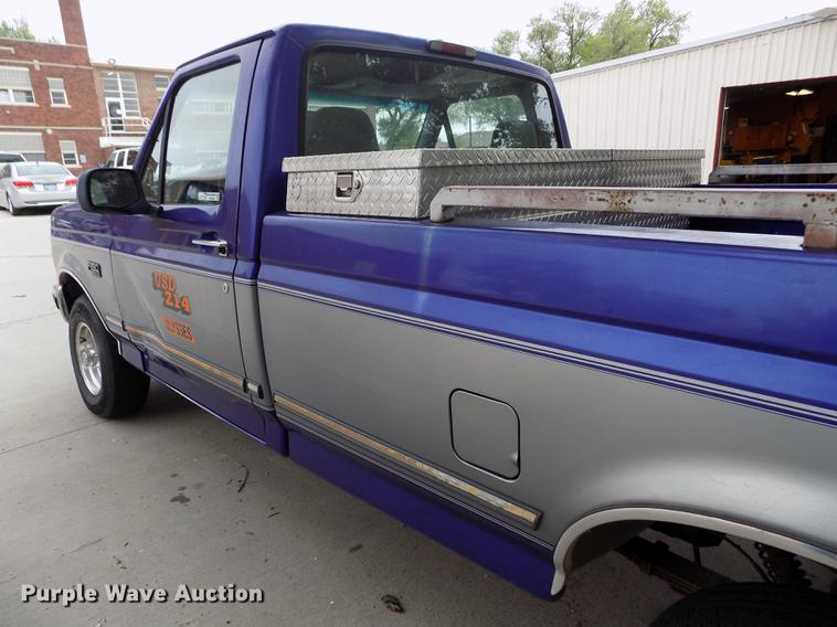 image for item FG9404 1995 Ford F150 XLT pickup truck