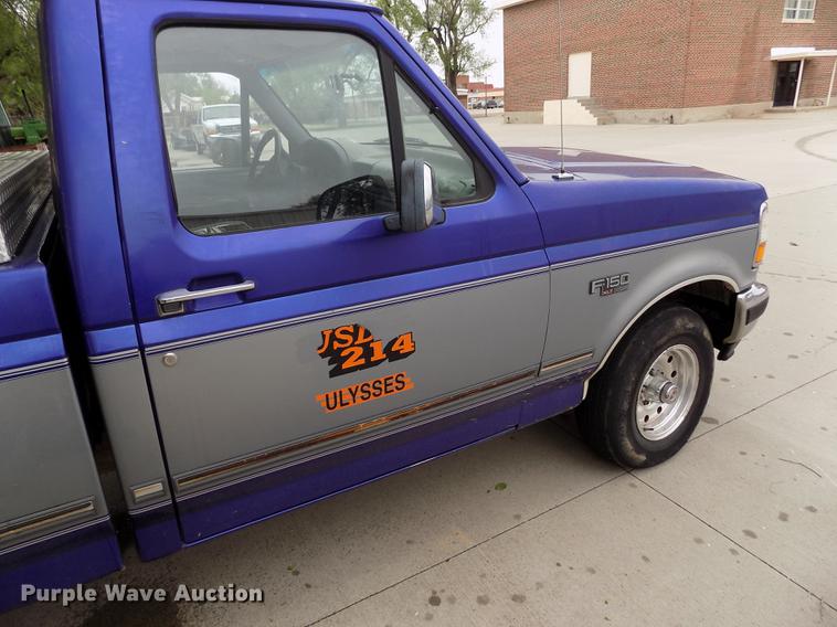 image for item FG9404 1995 Ford F150 XLT pickup truck