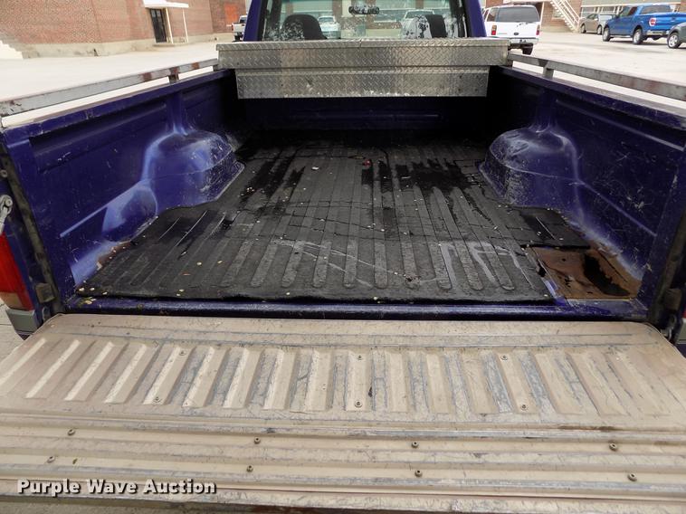 image for item FG9404 1995 Ford F150 XLT pickup truck