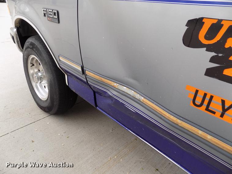 image for item FG9404 1995 Ford F150 XLT pickup truck