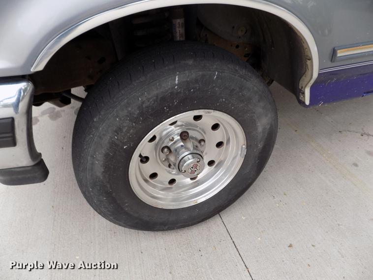 image for item FG9404 1995 Ford F150 XLT pickup truck