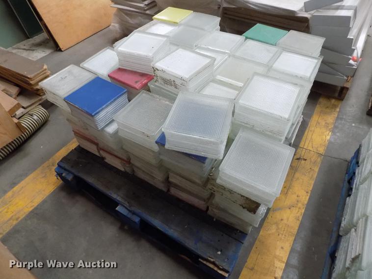 image for item FG9405 Approximately 189 glass blocks