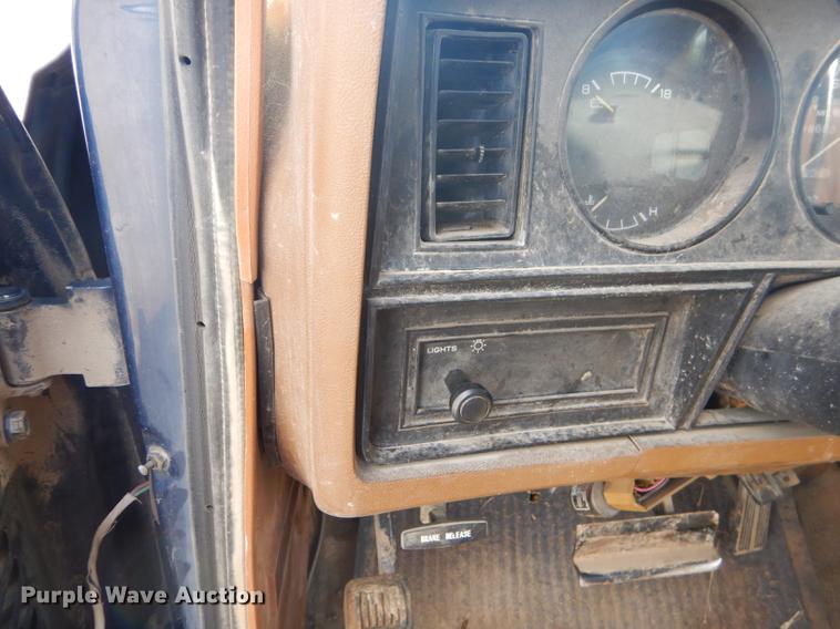 image for item FH9401 1992 Dodge D150 pickup truck