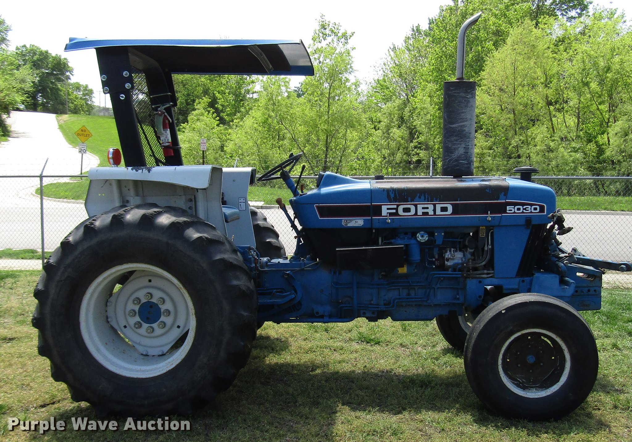 Ford 5030 tractor in Lansing, KS Item DF8068 sold Purple Wave